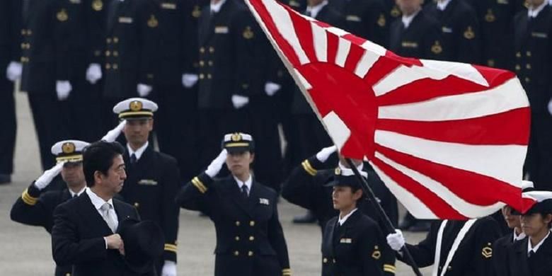 Perdana Menteri Shinzo Abe bersama militer Jepang.
