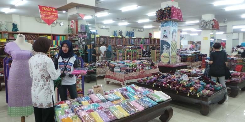 Wisatawan berbelanja di Batik Trusmi Cirebon, Jawa Barat, Selasa (29/3/2016).