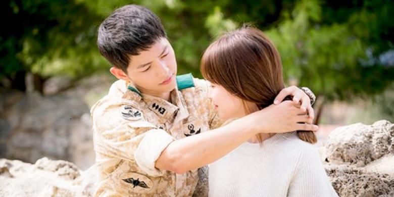 Salah satu adegan dalam drama seri Descendants of the Sun dengan bintangnya Song Joong-ki (kiri) dan Song Hye-kyo.