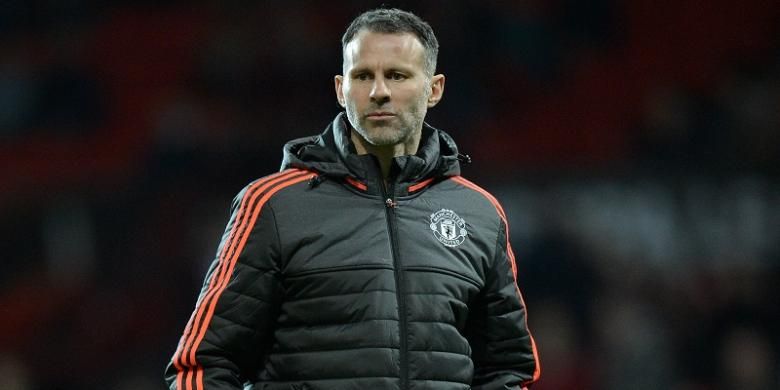 Asisten Manajer Manchester United, Ryan Giggs, memantau sesi pemanasan para pemain jelang laga Liga Europa kontra Midtjylland, di Stadion Old Trafford, 25 Februari 2016.