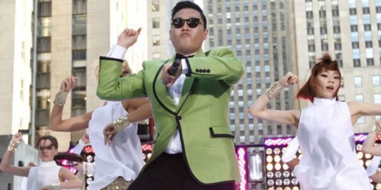 Psy mementaskan hit K-pop Gangnam Style di New York, AS, dan ditonton ratusan juta kali di YouTube. 