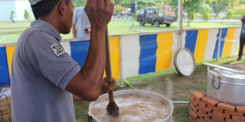 Koki sedang memasak kanji rumbi di halaman Masjid Agung Islamic Center, Lhokseumawe, Aceh, Kamis (9/6/2016).