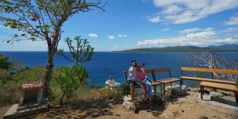 Bukit Watu Dodol, spot selfie di Banyuwangi, Jawa Timur dengan berlatar belakang Selat Bali.(KOMPAS.COM/IRA RACHMAWATI)