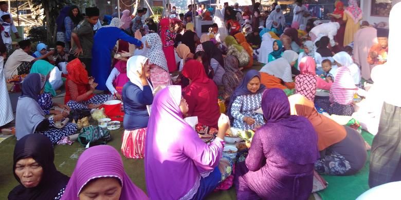 Warga kenduri atau makan bersama di halaman masjid Dusun Sorobayan, Desa Banyuurip, Kecamatan Tegalrejo, Kabupaten Magelang, Jawa Tengah, tepat pada hari raya Idul Fitri, Rabu (6/7/2016).