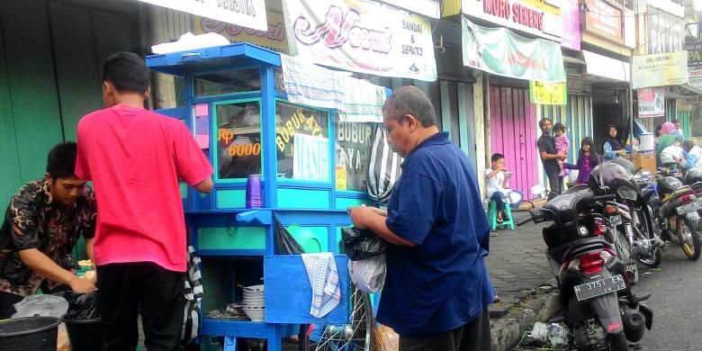 Bubur ayam, sarapan rakyat yang mudah ditemui di berbagai sudut kota Salatiga pada pagi hari sebelum semua memulai aktivitasnya. Bubur ayam di Jalan Jenderal Soedirman, depan Toko Timur Baru, seberang pasar besar, kerap jadi rujukan bubur ayam nikmat.