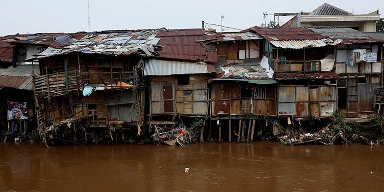 Suasana permukiman kumuh di bantaran Sungai Ciliwung, Bukit Duri, Jakarta, Jumat (22/7/2016). Pemerintah Provinsi DKI Jakarta akan segera menggusur bangunan dan permukiman di kawasan Bukit Duri yang berbatasan langsung dengan Sungai Ciliwung dan akan merelokasi warga yang rumahnya terkena gusur ke Rusun Rawa Bebek.