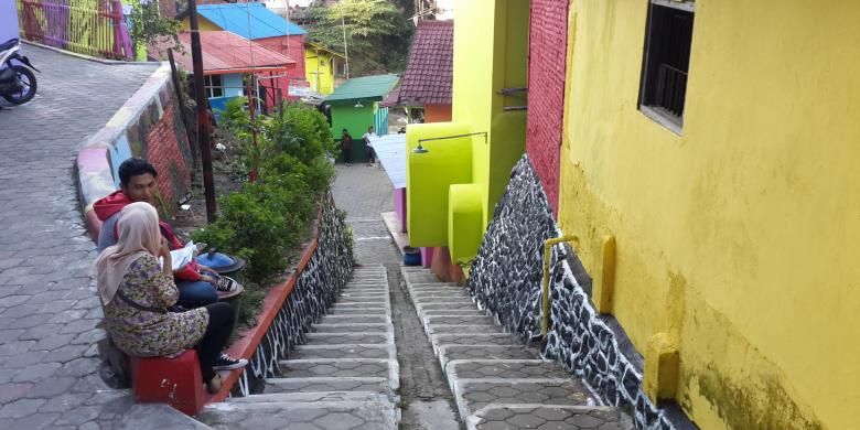 Suasana di kampung warna - warni di Kelurahan Jodipan, Kecamatan Blimbing, Kota Malang, Jawa Timur, Jumat (22/7/2016)