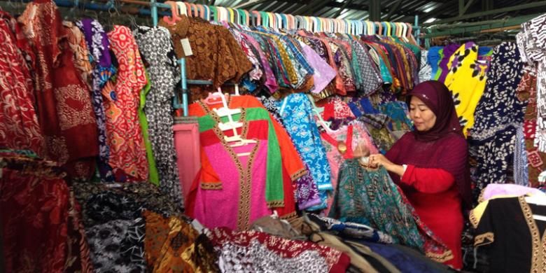 Pedagang di Pasar Klewer Sementara menawarkan aneka produk batik di kios pasar pada Sabtu (23/7/2016). Pasar Klewer Sementara menawarkan aneka produk batik mulai dari baju anak-anak hingga dewasa baik kemeja maupun baju tidur.