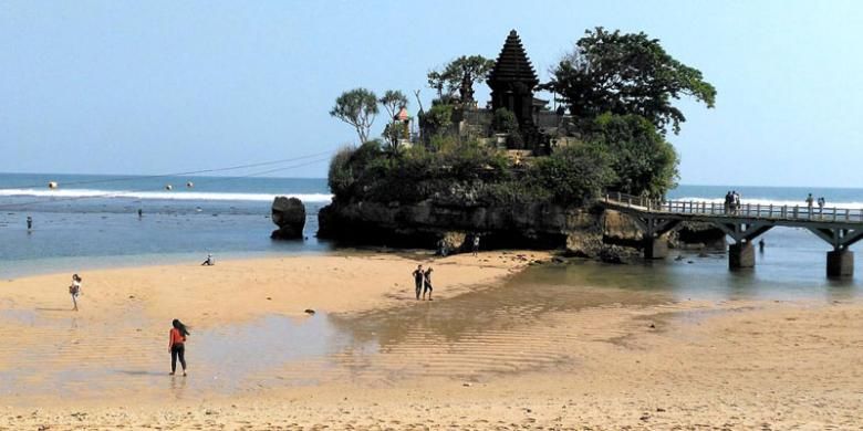 Mencari ketenangan di tengah kesibukan sehari-hari, Pantai Balekambang di Srigonco, Bantur, Kabupaten Malang, Jawa Timur, bisa menjadi pilihan tepat bagi pengunjung. Kawasan pantai seperti Tanah Lot, Bali, ini berjarak 60 kilometer dari Kota Malang dengan kondisi jalan mulus.(KOMPAS/AGNES SWETTA PANDIA)