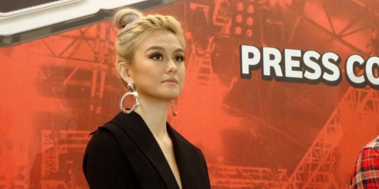 Vokalis Agnez Mo saat diabadikan dalam jumpa pers The Voice Kids Indonesia di kawasab Kebon Jeruk, Jakarta Barat, Selasa (16/8/2016).
