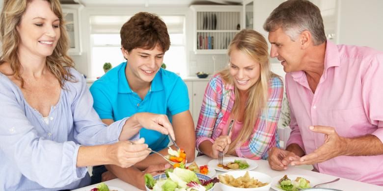 Image result for makan bareng keluarga