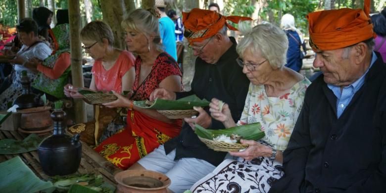 Wisatawan Amerika sedang menikmati pecel pitik di Desa Wisata Kemiren, Kecamatan Glagah, Kabupaten Banyuwangi, Jawa Timur, Rabu (31/8/2016).