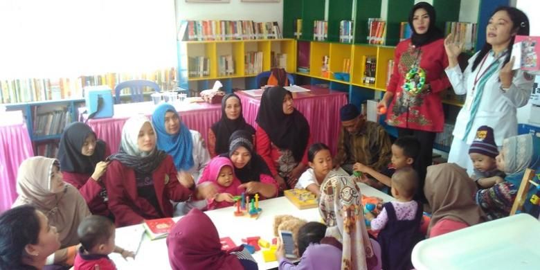 Para ibu mendapat edukasi mengenai gizi seimbang untuk bayi dan balita di Posyandu Kemala, Pontianak, Kalimantan Barat.