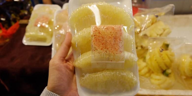 Pomelo alias jeruk Bali yang dijual di Chiang Mai Night Market, Thailand, Kamis (22/9/2016)