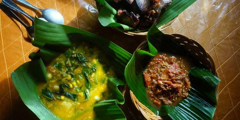 Sajian Tinutuan atau Bubur Manado dengan sambal roa dan ikan cakang fufu goreng.