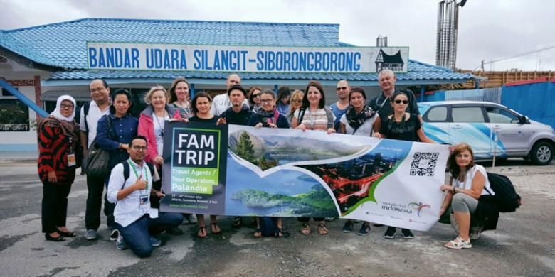 Sebanyak 16 Tour Operator Polandia, Austria, Hungaria, Slovakia, Bulgaria serta perwakilan Emirates di Bandara Silangit, Siborongborong. Mereka dibawa keliling ke Danau Toba di Sumatera Utara yang merupakan danau vulkanik terbesar dan terdalam di dunia yang di tengahnya ada Pulau Samosir.