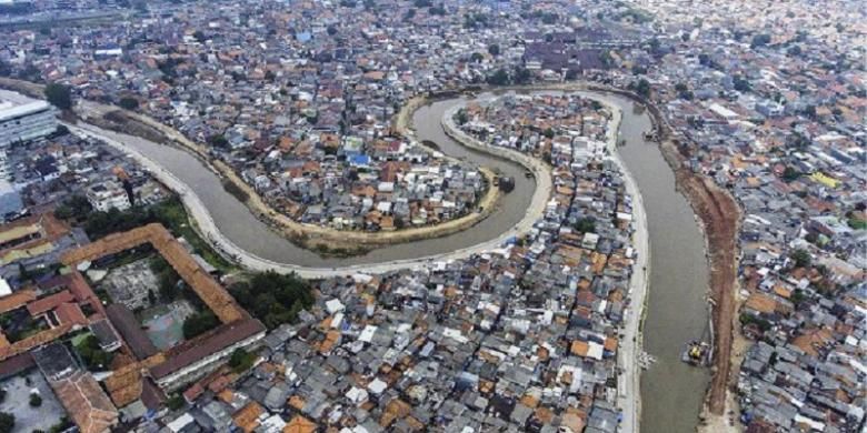 Foto aerial bantaran Kali Ciliwung tiga minggu pasca penggusuran di kawasan Bukit Duri, Jakarta Selatan, Rabu (19/10). Aktivitas pemasangan turap beton untuk normalisasi mulai dilakukan di sepanjang bantaran Kali Ciliwung sisi barat.