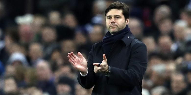 Manajer Tottenham Hotspur, Mauricio Pochettino, menyaksikan timnya bertanding melawan Bayer Leverkusen, pada ajang Liga Champions di Stadion Wembley, Rabu (2/11/2016) waktu setempat.(ADRIAN DENNIS/AFP)