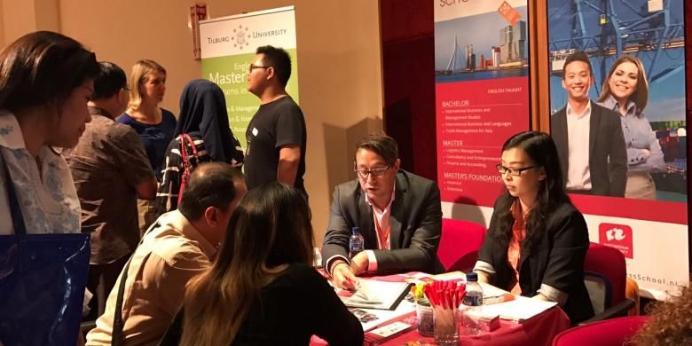 Pelajar Indonesia yang tertarik kuliah ke Belanda mendatangi pameran pendidikan Dutch Placement Day 2016 di Erasmus Huis, Jakarta, Jumat (4/11/2016). Pameran pendidikan adalah salah satu media yang dapat dimanfaatkan untuk mencari informasi tentang perkuliahan di luar negeri, termasuk soal beasiswa.