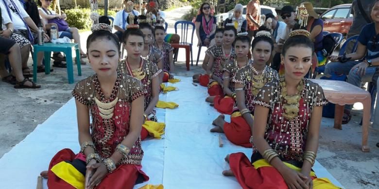 Tarian Lariangi dibawakan kelompok anak muda Desa Pajam, Kaledupa, Wakatobi.