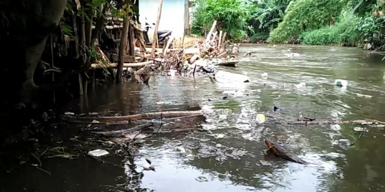 Kondisi Kali Krukut di Cipete Utara, Kebayoran Baru, Jakarta Selatan, dipenuhi sampah yang terbawa aliran air, Senin (8/11/2016).
