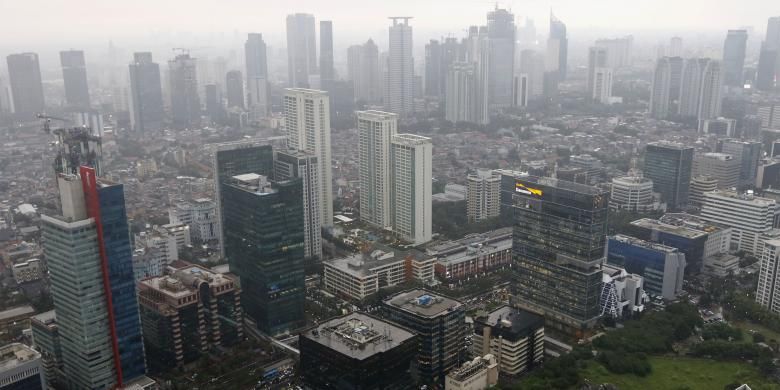 Suasana pembangunan gedung bertingkat tingkat tinggi atau high rise di Jakarta, Kamis, (10/11/2016). Pembangunan ini meliputi perkantoran, apartemen, dan hotel.