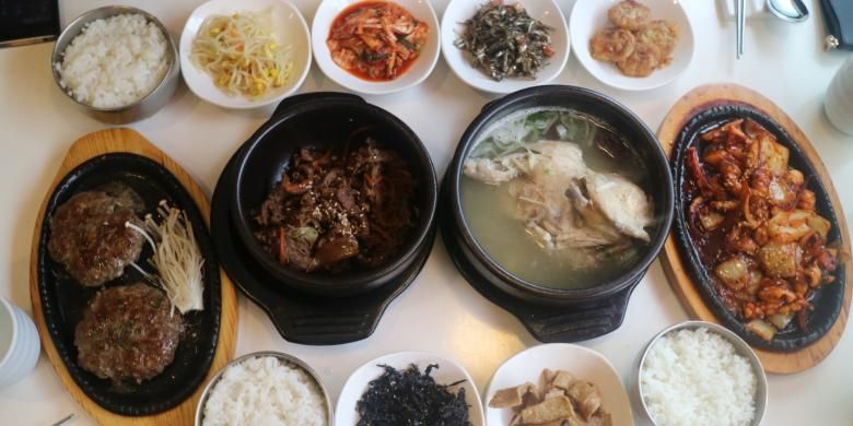 Hidangan khas Korea Halal di restoran Makan, Seoul, Korea Selatan.