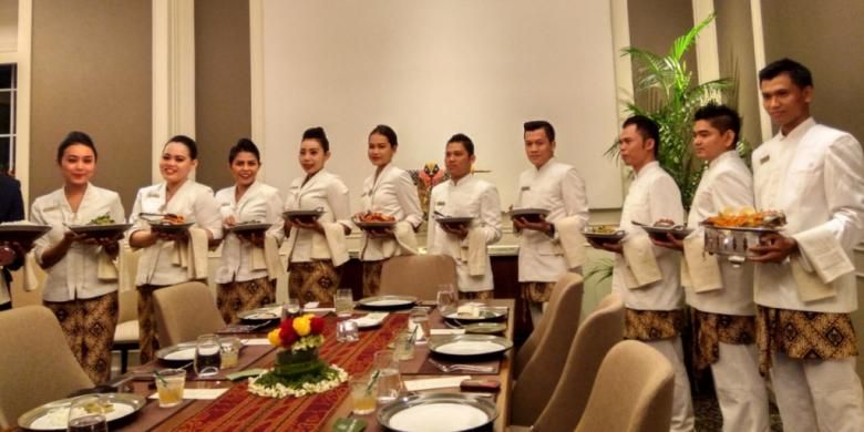 Penyajiam makan ala rijsttafel di ruang VIP, Roemah Kuliner, di Metropole, Jakarta Pusat.(Kompas.com/ Silvita Agmasari )