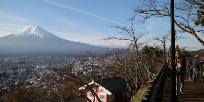 Gunung Fuji dengan latar belakang Pagoda Chureito di Prefektur Yamanashi, Jepang, Rabu (30/11/2016).(KOMPAS.COM/I MADE ASDHIANA)