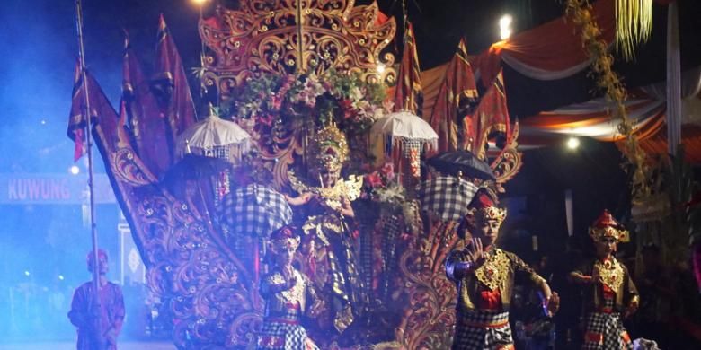 Upacara Melasti dari etnis Bali ditampilkan pada Festival Kuwung 2016 di Banyuwangi, Sabtu (3/12/2016).