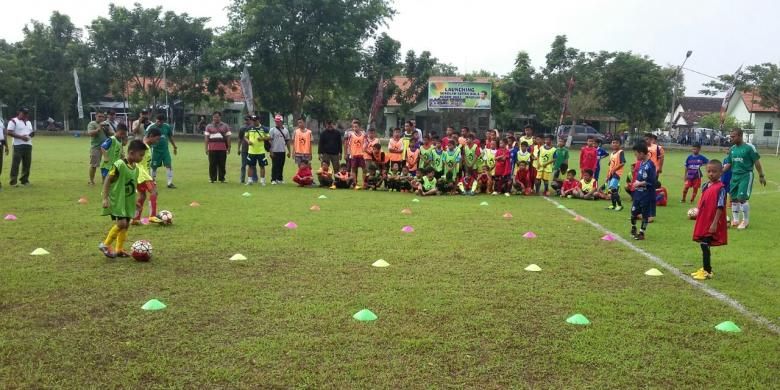Foto : Anak-anak yang mengikuti sekolah sepak bola yang dibuka Kodim 0803 Madiun nampak berlatih di Lapangan Gajah Mada Madiun, Minggu ( 8/1/2017).