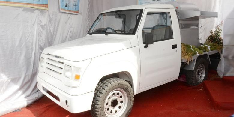 Salah satu prototipe mobil pedesaan yang dipamerkan pad   a acara peluncuran Kebijakan Kemudahan Impor Tujuan Ekspor (KITE) IKM di Desa Tumang, Boyolali, 30 Januari 2017.