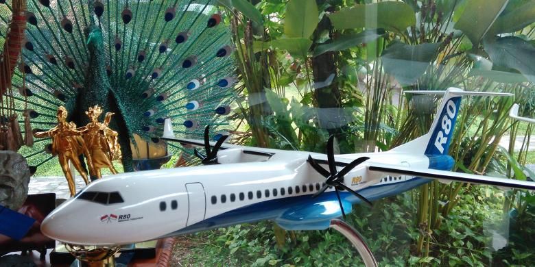 Miniatur pesawat R80.