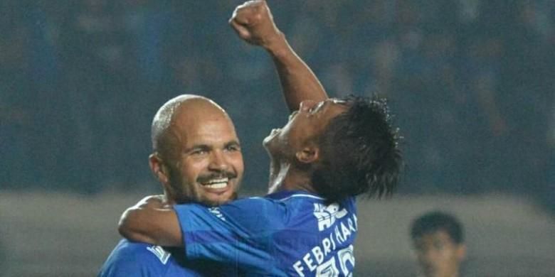 Duo pencetak gol Persib, Sergio van Dijk dan Febri Hariyadi (kanan) seusai mencetak gol ke gawang Persiba Balikpapan pada laga kedua Grup C Piala Presiden 2017 di Stadion Si Jalak Harupat, Kab Bandung, Minggu (12/2/2017) malam.