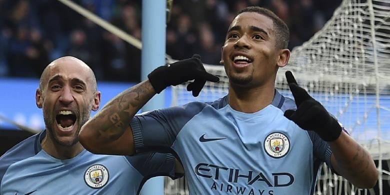 Striker Manchester City, Gabriel Jesus (kanan), merayakan gol ke gawang Swansea City dalam lanjutan Premier League di Stadion Etihad, 5 Februari 2017.