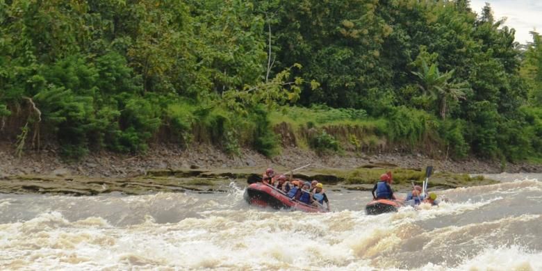 Belasan wisatawan dari blogger dan awak media, rafting di Sungai Bogowonto, Purworejo dalam famtrip DInporapar Jawa Tengah, Rabu (15/2/2017). Karakter jeram yang rapat dan sambung menyambung di sungai Bogowonto, menjadi tantangan tersendiri.(Bogowonto Indonesia Adventure)