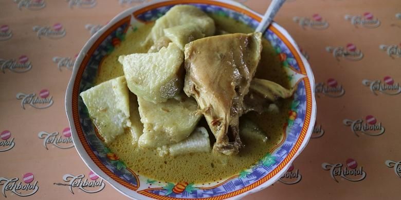 Seporsi kuliner Lontong Tuyuhan tersaji di meja Sentra Kuliner Lontong Tuyuhan di Desa Tuyuhan, Kecamatan Pancur, Kabupaten Rembang, Jawa Tengah, Jumat (10/2/2017). Lontong Tuyuhan berisi potongan lontong, daging ayam, dan kuah kuning. (KOMPAS.com / WAHYU ADITYO PRODJO)