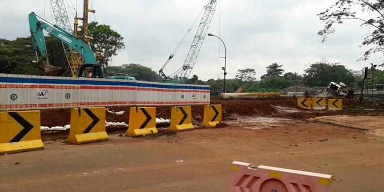 Kondisi pembangunan Jalan Tol Cimanggis-Cibitung di dalam perumahan Kota Wisata pada Selasa (7/3/2017).
