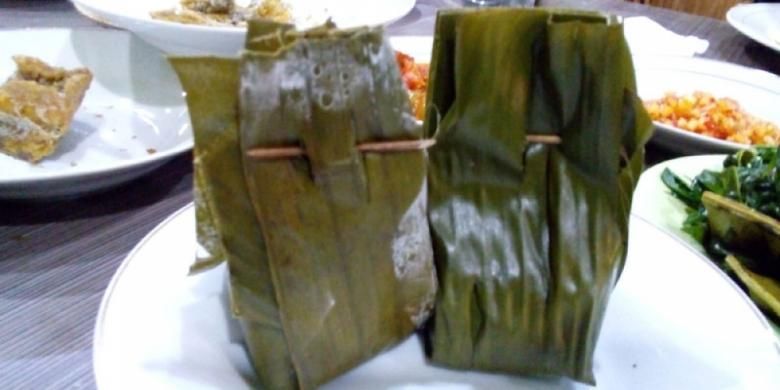 Pepes ikan, olahan dari ikan belida yang dikukus di Rumah Makan Sarinande, Palembang.