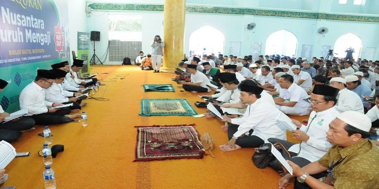 Suasana pembacaan Al Quran bersama-sama di Bekasi dalam rangka memperingati Hari Buruh Internasional.