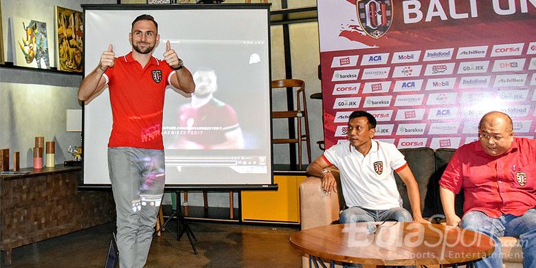 Striker anyar Bali United, Ilija Spasojevic, saat diperkenalkan dalam acara jumpa pers di Denpasar, Bali, Kamis (14/12/2017).