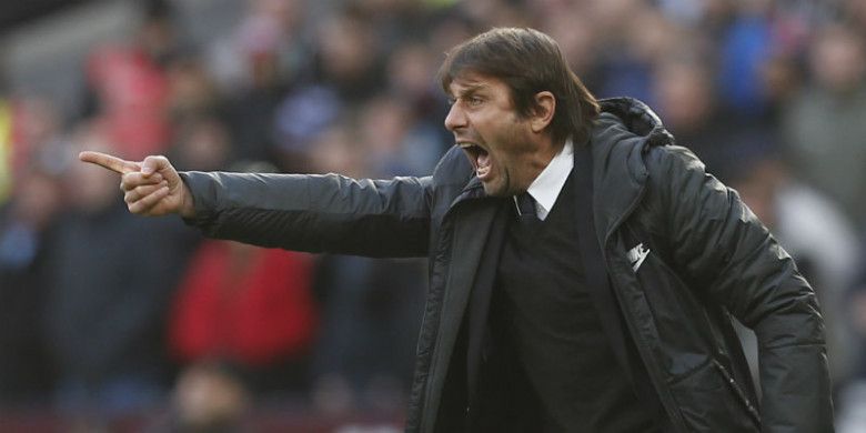 Ekspresi pelatih Chelsea, Antonio Conte, dalam laga kontra West Ham United di London Stadium, Sabtu (9/12/2017).(AFP/IAN KINGTON)