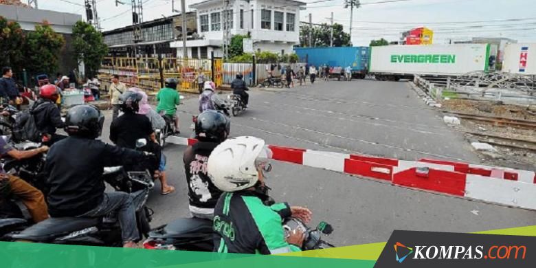 Jumat Malam, Pelintasan Kereta di Pasar Minggu Ditutup