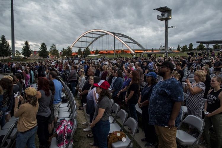 Warga setempat berkumpul di Ascend Amphitheater untuk memberi penghormatan pada korban penembakan massal di Las Vegas, Senin (2/10/2017), di Nashville, Tennessee.
