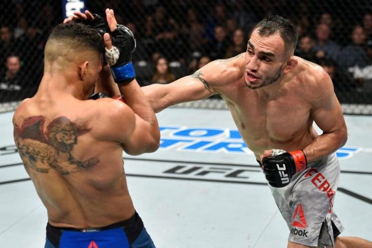 Tony Ferguson (kanan) saat mengalahkan Kevin Lee
