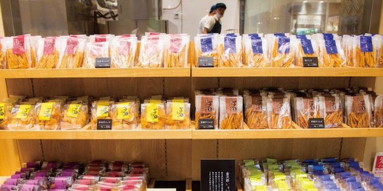Stik ubi yang dijual di Toko Nihonbashi Imoya Kinjiro, Tokyo, Jepang.
