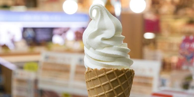 Meski tak bisa dijadikan oleh-oleh, pecinta Shiroi Koibito pasti ingin mencicipi es krim yang dijual dengan harga 340 Yen ini saat berkunjung ke Hokkaido, Jepang.(KARAKSA MEDIA)