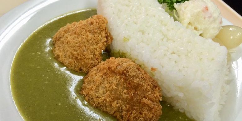 Sambil melepas lelah, Anda bisa mengunggah foto makanan yang dijual di Bendungan Kurobe, Jepang. Misalnya kare yang menggambarkan bentuk dari bendungan ini.(KARAKSA MEDIA)