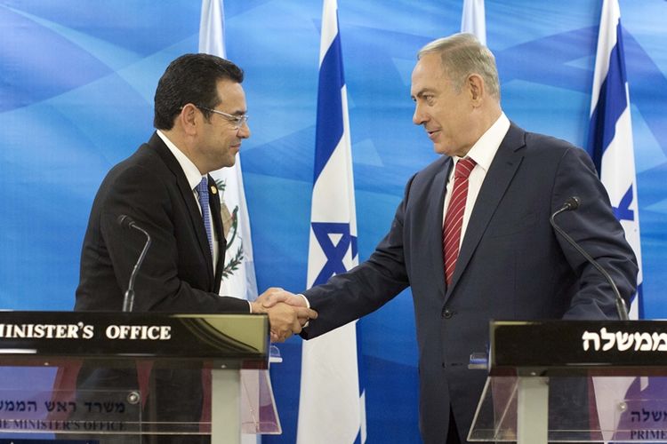 Foto bertanggal 28 November 2016 memperlihatkan Presiden Guatemala Jimmy Morales (kiri) berjabat tangan dengan Perdana Menteri Israel Benjamin Netanyahu (kanan) dalam sebuah perjanjian bilateral.