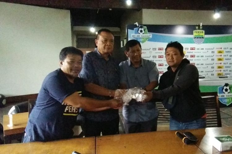 Pentolan Bobotoh Yana Umar (kiri) saat menyerahkan dana sumbangan Koin Untuk PSSI kepada Komisaris PT PBB Zainuri Hasyim (kedua kiri) di Graha Persib, Jalan Sulanjana, Rabu (27/9/2017)